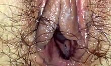 在自制的色情视频中,身材苗条的纹身祖母被透了