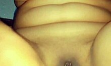 Amatörindisk tjej med stora bröst och rumpa njuter av oralsex