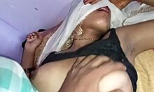 Amatérska indická baba predvádza svoje prirodzené prsia v blízkosti