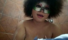 Домашно порно видео на възбудена филиппинка, която се чука в банята