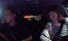 Amatur Jepun dengan payudaranya yang besar mendapat muka di dalam kereta