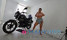 Den brasilianska tonåringen Lauren Latina får sin stora rumpa doggystyle på sin motorcykel i Colombia