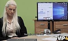 Млада блондинка получава първия си опит от секс срещу пари в кастинг видео