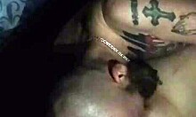 Soția tatuată se supune soțului ei într-un videoclip fierbinte