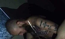 Жена с татуировка се подчинява на съпруга си в горещо видео