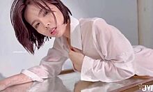 Süßes asiatisches Mädchen wird in einem Softcore-Unzensierten-Video zerrissen und nass