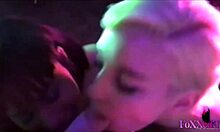 Jenna Foxx a Sky Blue, dvě blond bomby, dávají tvrdé kouření v POV videu