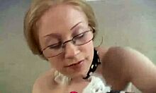 Jessika Spex, yırtık kıyafetli genç bebek, POV'de alay ediyor ve mastürbasyon yapıyor