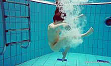 Nina Mohnatka, eine Teenager, zeigt ihre großen Brüste und ihren heißen Hintern im Pool