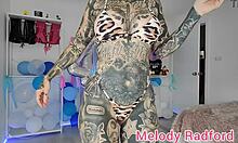 Avustralyalı porno yıldızı Melody Radford, büyük göğüsleri ve büyük kıçlarıyla etek giyerken gösteriş yapıyor