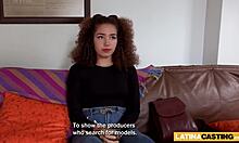 طالبة لاتينية ذات ثديين طبيعيين تمارس الجنس بشدة في اختبار مزيف
