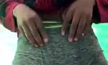 Hjemmelaget video av en tenåring som stimulerer klitoris og kameltå