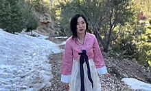Asiatisk collegepige bliver kneppet i den koreanske skov