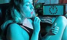Paląca papierosa przyrodnia siostra robi się niegrzeczna w domowym filmie porno z dziewczyną