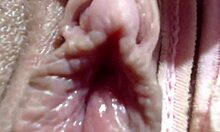 Extrem närbild på en tjej klitoris med amatör camgirl