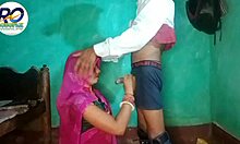 Intialainen äitipuoli ja poikapuoli nauttivat kuumasta kolmiosta