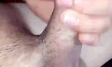 Девојка малих груди ужива у соло мастурбацији у овом видеу