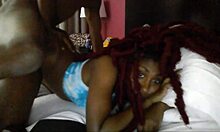 Schattige Jamaicaanse tiener krijgt een monsterlul in haar kutje