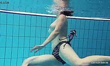 Remaja amatir Katrin telanjang di bawah air dalam video rumahan