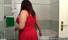 棕色头发的女友在浴室里吸吮和骑着她男友的阴茎